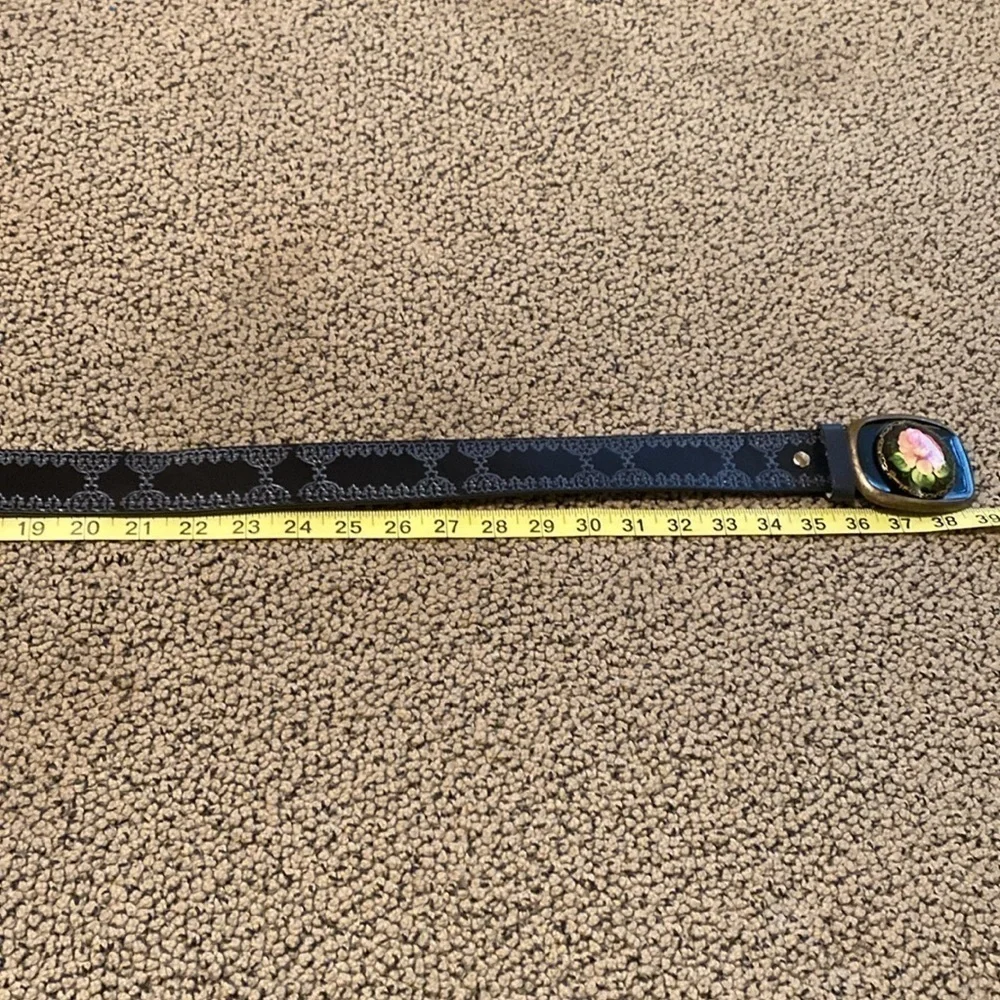 Leather Black Belt w/ Flower Buckle Size Small in Like New Condition